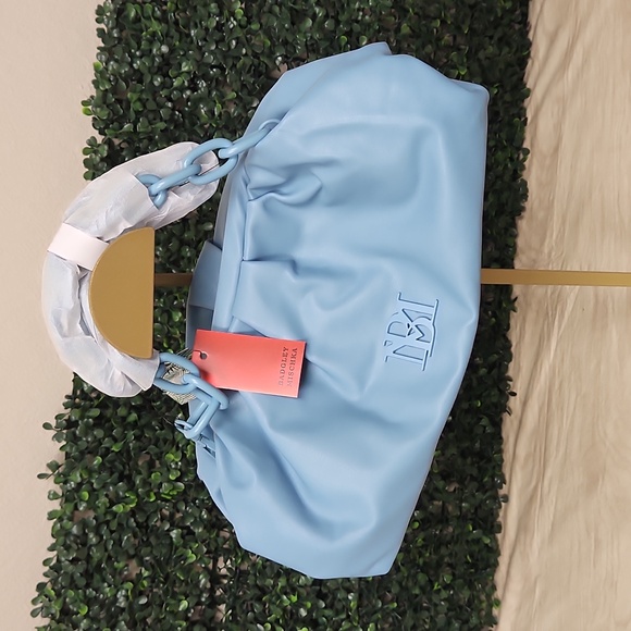 Badgley Mischka Handbags - Badgley Mischka crossbody clutch